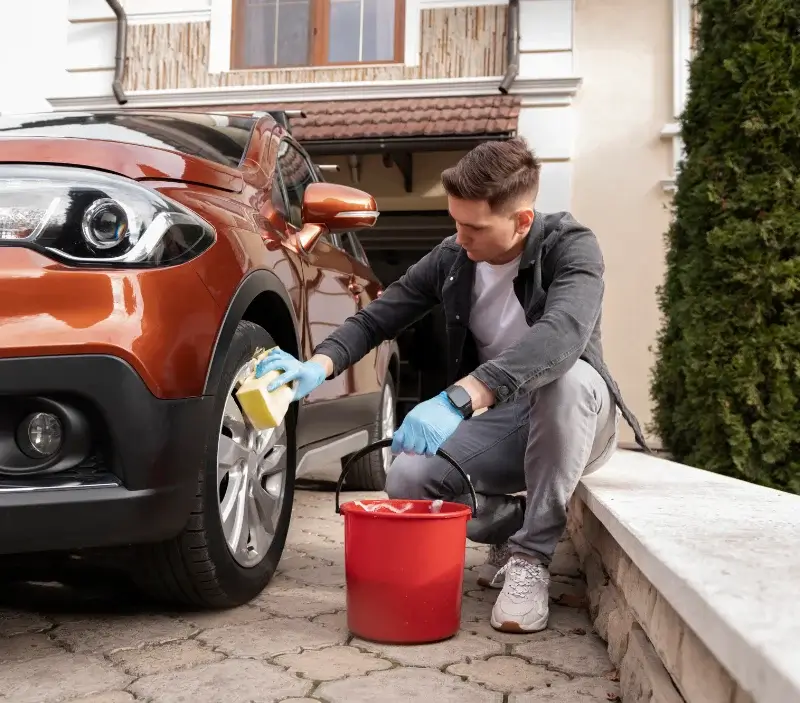 Lavage auto à domicile Cornus : professionnel intervenant sur un véhicule